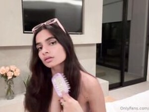 FARHAA KHALADI BOOB