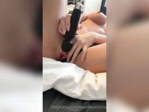 MxrnieVictoria Masturbates with a Wand