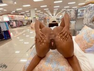 TheRoyalKitty - Public Ass Spreading & Twerking