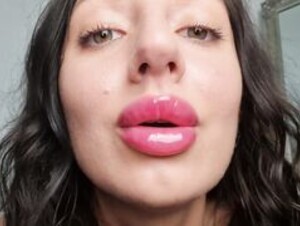 Tattooed Temptress - Jerk To Mommy's Lips