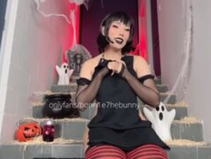 Bonn1e7hebunny Mavis Dracula masturbates
