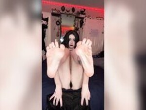 Morticia Addams cosplay by Lonelyypluto