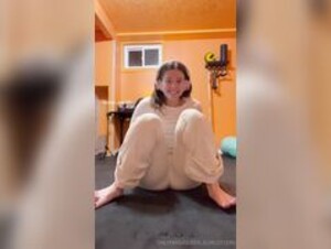QUEEN_eGIRL37 YOGA