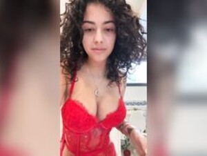 MALU TRE flashing on live