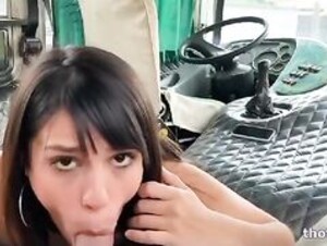 Milu_stt blowjob in bus