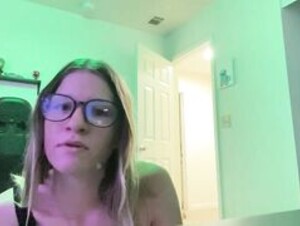 itsonlyryry flashing her ass and tits live on twitch
