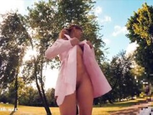 JENY SMITH FULLY NAKED IN A PARK GOT CAUGHT