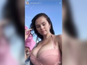 Selena Gomez Areola on story