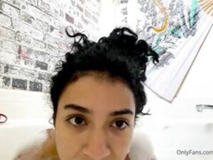 Mila Camila bath