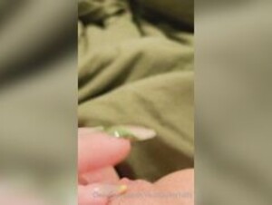Tayler hills sticky fingers