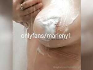 MARLENY TOMANDO UN BAÑO