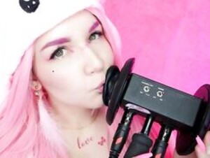 KittyKlaw - Ear licking