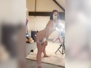 Chantelle Howarth Ass Shaking