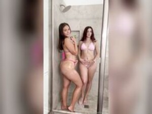 Sophieraiin & Summerxiris striptease & shower