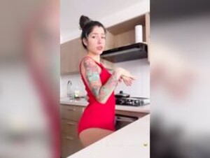 Taysha Sativa dancing