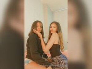 adelinebri GG kissing