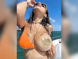 Mia Khalifa New Oiled Up, And Close AF With My Titties