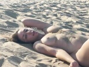 PLAGE PUBLIQUE - Tout Le Monde Regarde Comment Elle écarte Les jambes