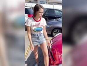 Lilly Vig Pee's In A Carpark