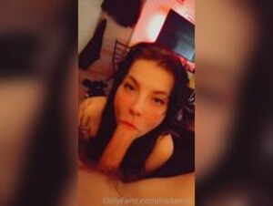 Nädanuu sucking cock
