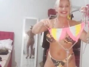 Coroa Gostosa De Biquíni