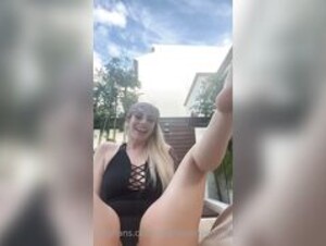 Snowbunny Emily: Twerk Tease (SOUND WARNING)