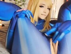 Skyexsummers Spreading Her Legs And Fingering Her Pussy