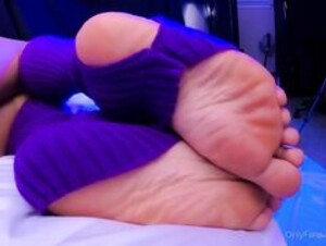 NPCZOEY ass and feet showing