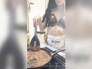 Kitty Nima: Homemaker Kitty