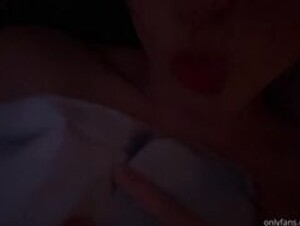 Heyimbee plays with herself