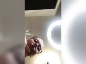 Isabellaamor1x showing nipple on Tiktok