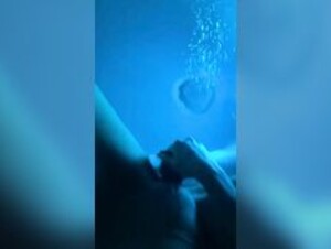 Itsmekelli Dildo in the hot tub