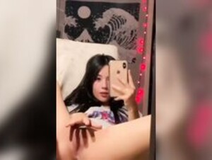 Asian babe- pussy rub