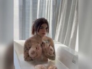 Karely Ruiz en bañera