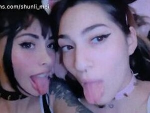 Shunli Mei lesbian kissing