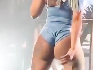 Cardi B (4) Twerk
