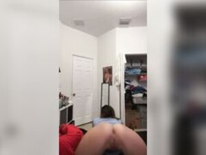 BrizzySee shaking ass with pussy out
