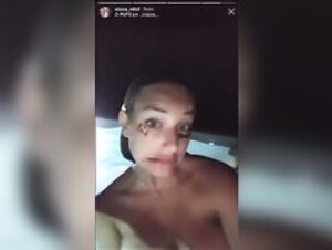 Elena soirée seins piscine
