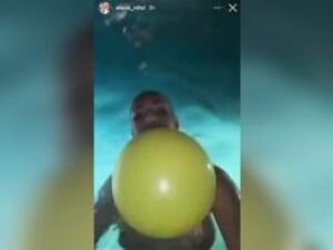 Elena piscine seins