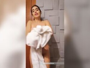 Anabella Galeano shower