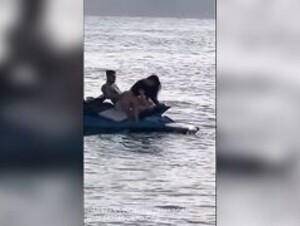 Luiza Marcato foi flagrada fodendo com amigo no Jet Ski