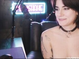 aynmarie's webcam show on November-22-2022 02:42:54