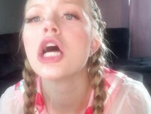 Blonde baddie- masturbation