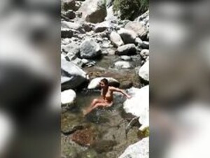 Neila en las aguas termales