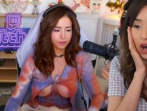 POKIMANE SHOWS HER TITS ON TWITCH LIVE STREAM (FULL CLIP)