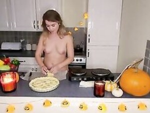 Lily_is_naked:Lily and her apple pie.