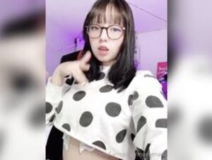 Maru_chan_ gets sturdy and shows a lil’ bit of cleavage XD