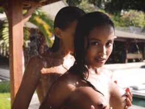 Katya Clover Putri Cinta Showertime