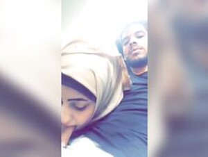 Hijabi girl blowjob in the car