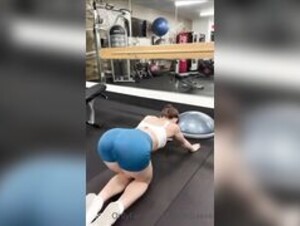 Skyiiah shows ass